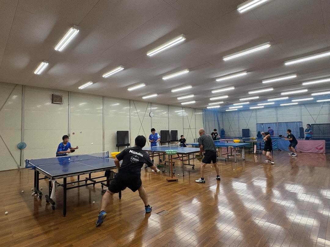 黒学クラブ卓球場で複数人が練習する風景
